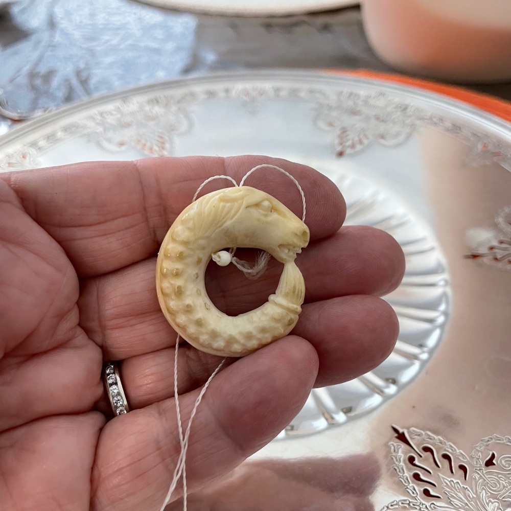 Cream Reptile Pendant bone ring - Picture 4 of 5